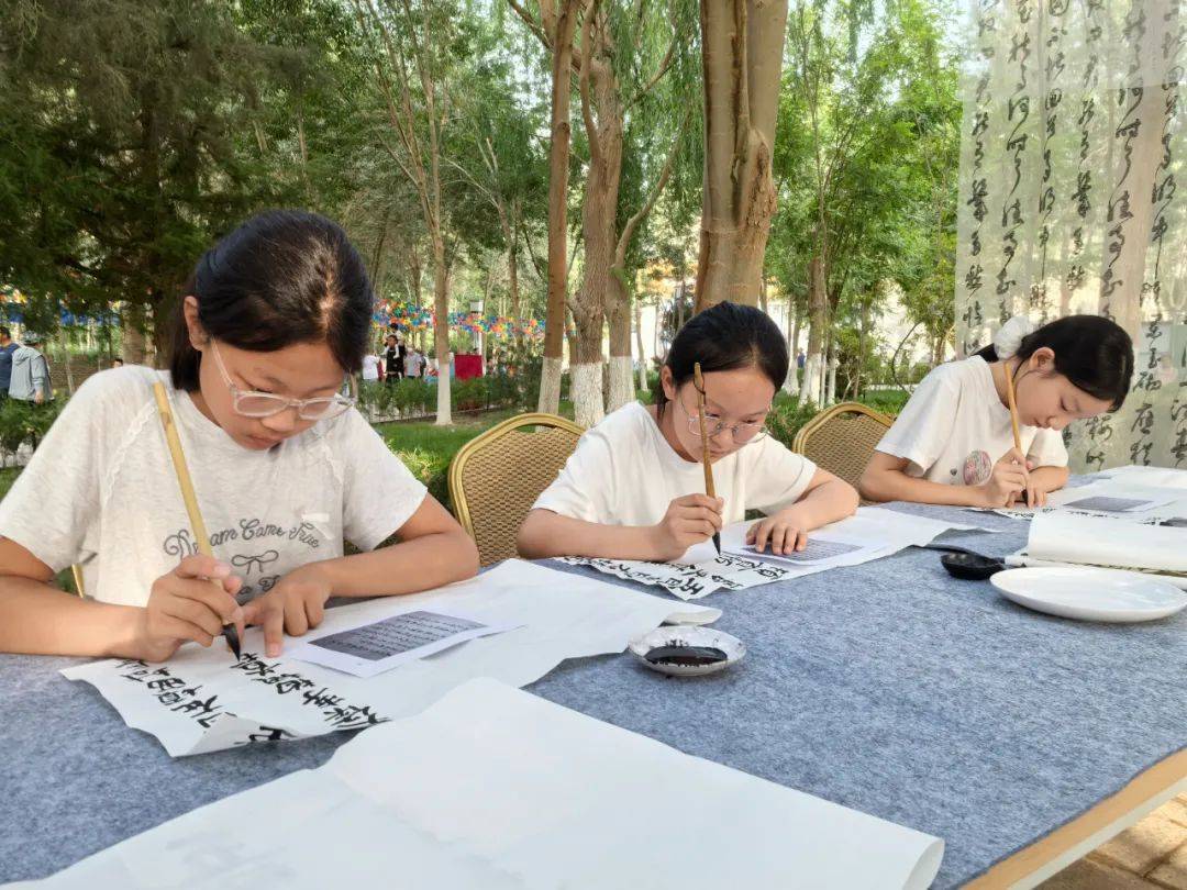 若羌縣舉辦“棗花開了”系列活動(dòng)之移風(fēng)易俗、書畫攝影作品、臨書臨印展