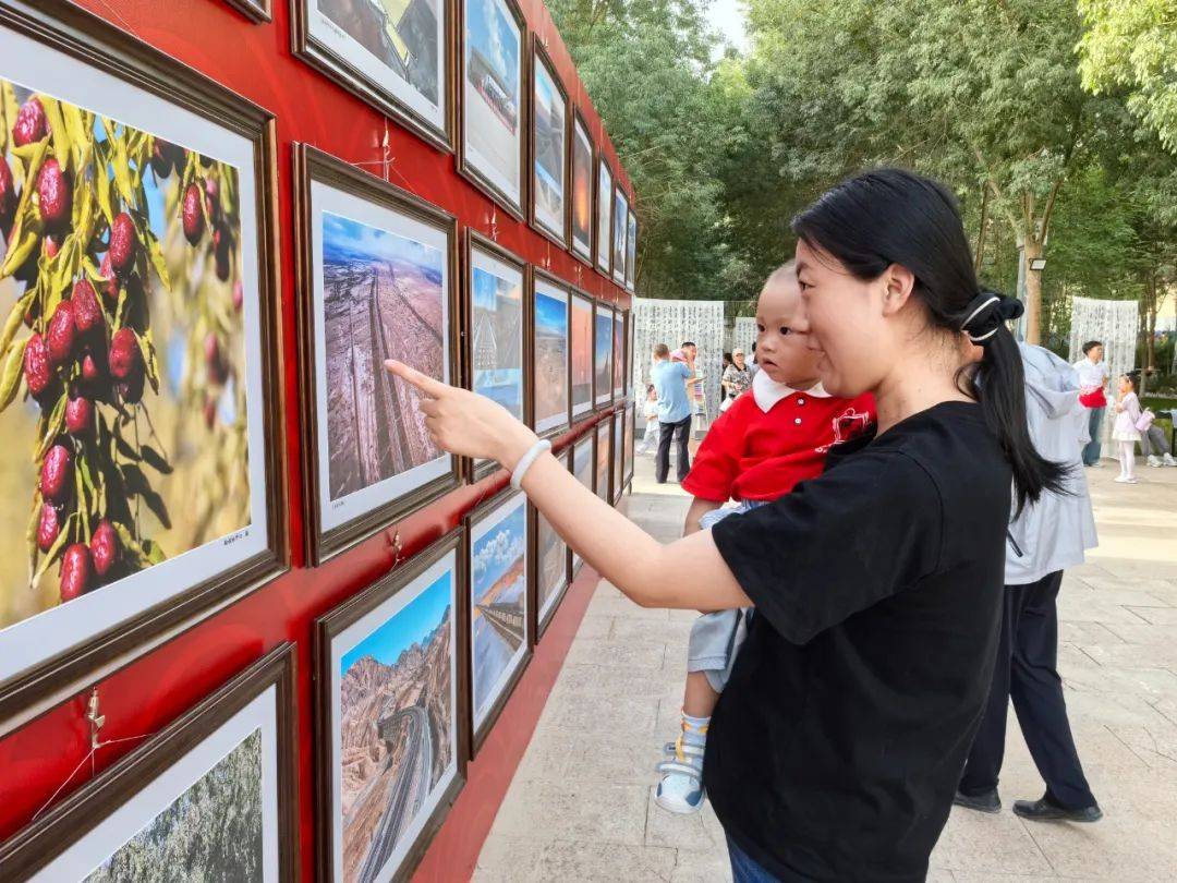 若羌縣舉辦“棗花開了”系列活動(dòng)之移風(fēng)易俗、書畫攝影作品、臨書臨印展