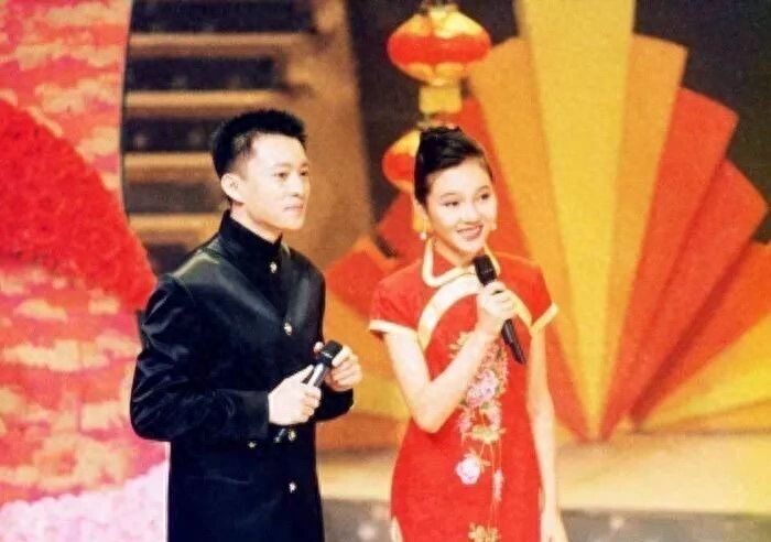 “前最帥央視主持人”復出,56歲已滿頭白發,回應成“身價百億總裁”:只是個快樂的打工人